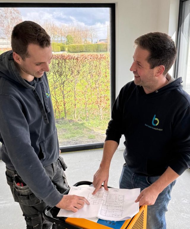 Lode en Tom Bernaerts bekijken plannen voor een volgend project